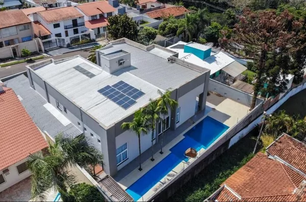 CASA À VENDA - Com 5 quartos sendo 4 suítes, 7 banheiros e piscina