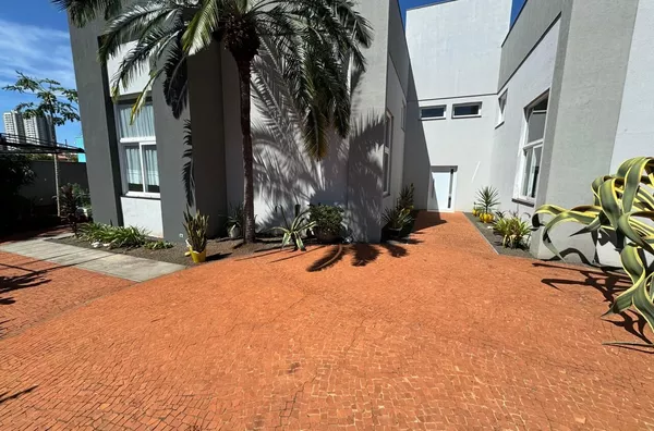CASA À VENDA - Com 5 quartos sendo 4 suítes, 7 banheiros e piscina