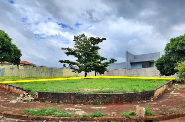 Terreno plano, de esquina, à venda no Jardim Alcântara, Londrina-Pr