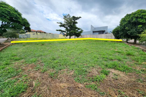 Terreno plano, de esquina, à venda no Jardim Alcântara, Londrina-Pr