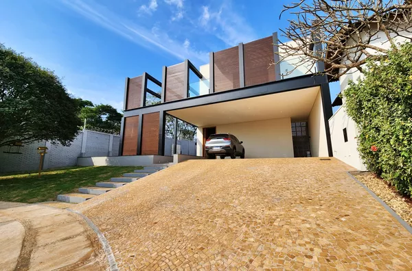 PITANGUÁ - Casa à venda na zona sul com 3 suítes, piscina e 742m2 de terreno