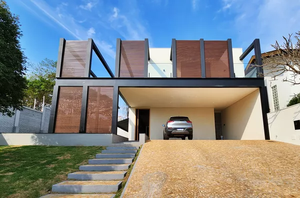 PITANGUÁ - Casa à venda na zona sul com 3 suítes, piscina e 742m2 de terreno