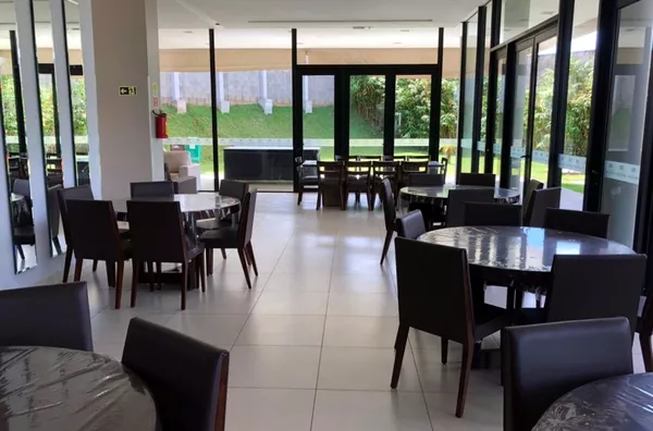 Sobrado com 4 suítes e 193m² de construção à venda no condomínio Araçari, em Londrina