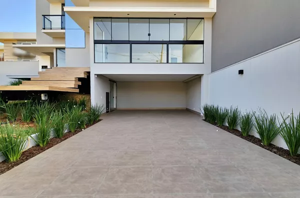 SOBRADO - 202m² Construção, Vista Para o Lago, À Venda no Jd. Universitário