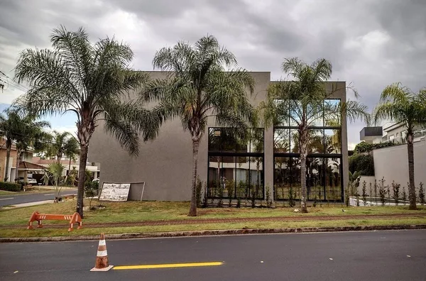 ALPHAVILLE 2 - Casa À Venda com 4 Suítes, Cozinha Gourmet e Piscina
