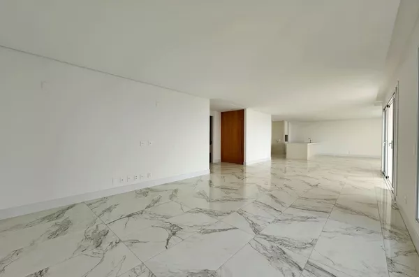 Apartamento 4 Quartos, 4 Vagas de Garagem, À Venda no Bela Suíça - La Torre