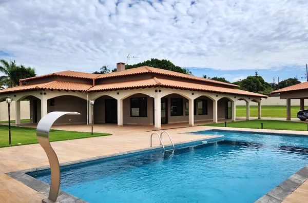 CHÁCARA BRATISLAVA - Chácara com 3 suítes, piscina, condomínio fechado á venda