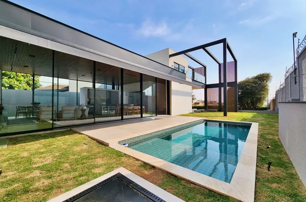 PITANGUÁ - Casa à venda na zona sul com 3 suítes, piscina e 742m2 de terreno