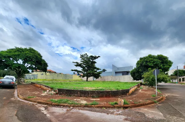 Terreno plano, de esquina, à venda no Jardim Alcântara, Londrina-Pr