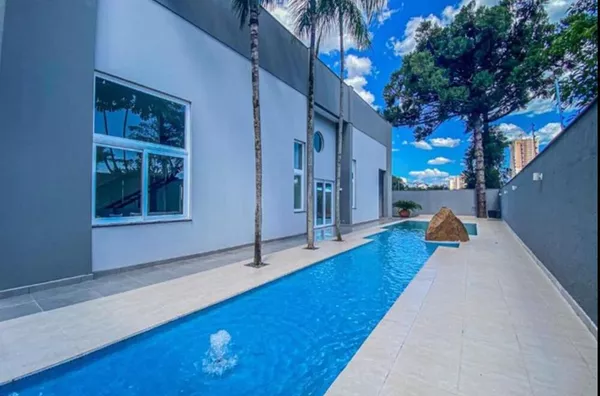 CASA À VENDA - Com 5 quartos sendo 4 suítes, 7 banheiros e piscina