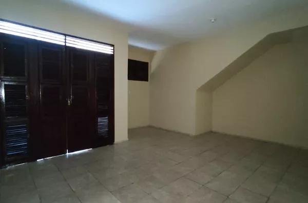Casa C/ 03 Quartos sendo 02 Suítes No Bairro Damas Em Fortaleza. 