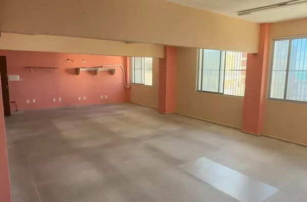 OPORTUNIDADE NO CENTRO – SALA COMERCIAL AMPLA COM 87M²  (SALAS 807, 808 E 809)