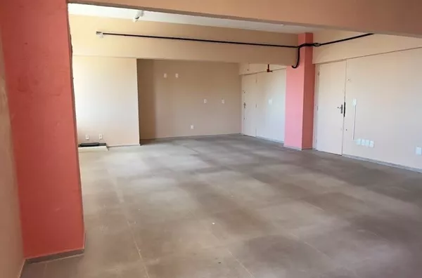 OPORTUNIDADE NO CENTRO – SALA COMERCIAL AMPLA COM 87M²  (SALAS 807, 808 E 809)