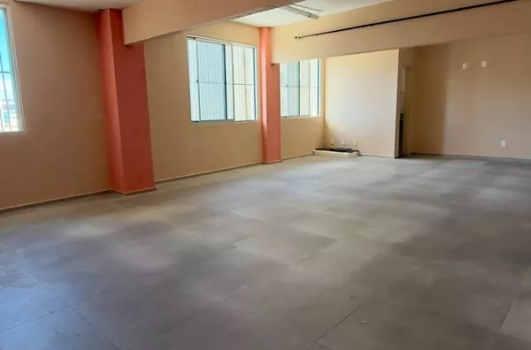 OPORTUNIDADE NO CENTRO – SALA COMERCIAL AMPLA COM 87M²  (SALAS 807, 808 E 809)