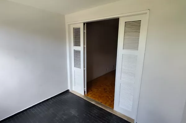 Apartamento com 4 quartos, 4 banheiros, 1/cozinha, sala, varanda. Fortaleza- CE
