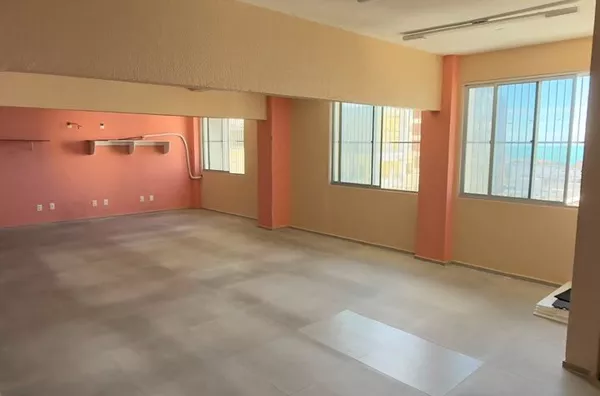 OPORTUNIDADE NO CENTRO – SALA COMERCIAL AMPLA COM 87M²  (SALAS 807, 808 E 809)