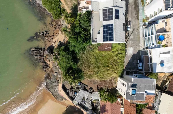 Terreno com aproximadamente 600 m² e vista para o mar em Iriri
