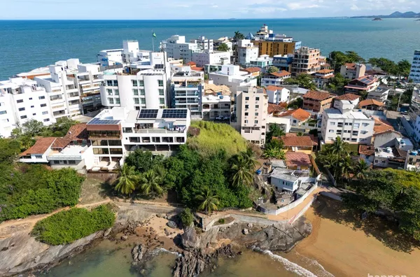 Terreno com aproximadamente 600 m² e vista para o mar em Iriri