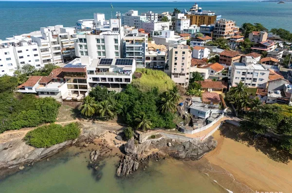 Terreno com aproximadamente 600 m² e vista para o mar em Iriri