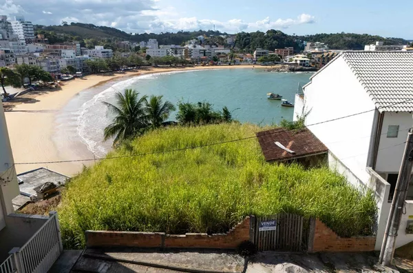 Terreno com aproximadamente 600 m² e vista para o mar em Iriri