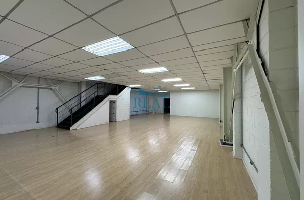 Prédio, 400m2,  4 banheiros, 2 vagas, Santo Amaro, Aluga