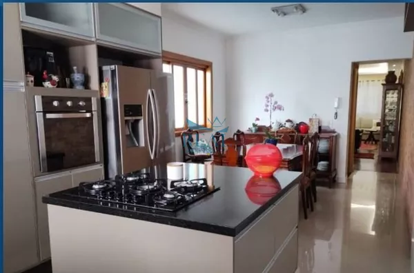 Sobrado, 119m2, 3 dormitórios, sendo 1 suíte, 2 banheiros, 2 vagas, Campo Grande, Vende