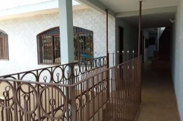 Casa, 250m2, 5 dormitórios, sendo 2 suítes, 3 vagas de garagem, Interlagos Vende
