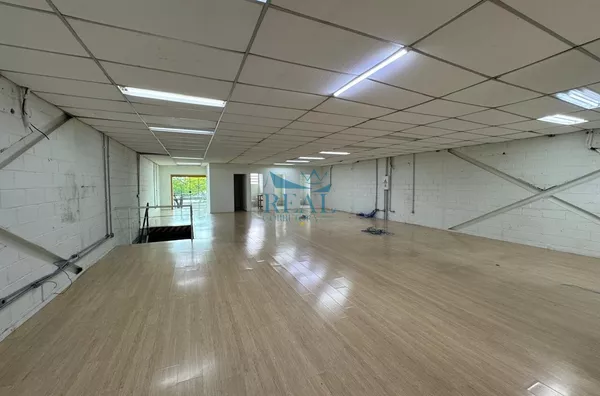 Prédio, 400m2,  4 banheiros, 2 vagas, Santo Amaro, Aluga