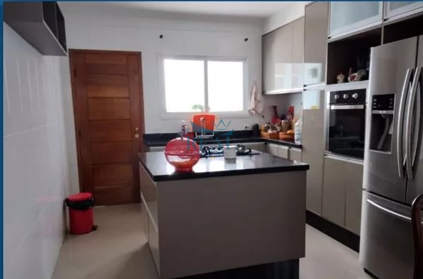 Sobrado, 119m2, 3 dormitórios, sendo 1 suíte, 2 banheiros, 2 vagas, Campo Grande, Vende