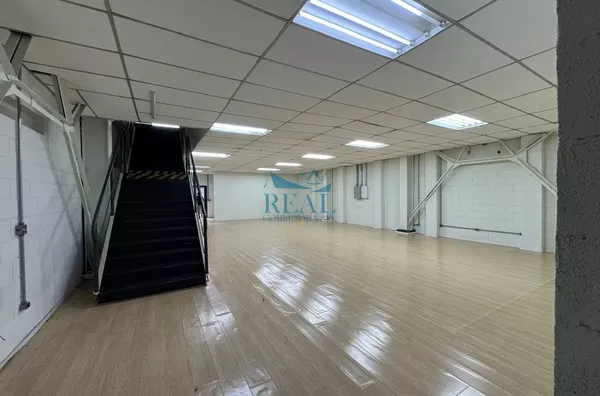 Prédio, 400m2,  4 banheiros, 2 vagas, Santo Amaro, Aluga