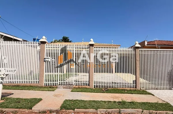 Excelente imóvel disponível para locação com 3 dormitórios sendo uma suíte com closet, por R$ 3.700,00/mês, ou Venda por R$ 800.000,00 no Jardim São Silvestre, em  Ourinhos- SP
