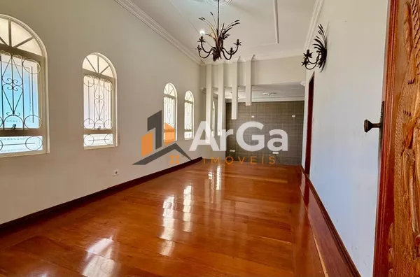 Excelente imóvel disponível para locação com 3 dormitórios sendo uma suíte com closet, por R$ 3.700,00/mês, ou Venda por R$ 800.000,00 no Jardim São Silvestre, em  Ourinhos- SP