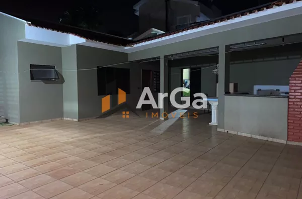 Quintal com área de lazer e churrasqueira