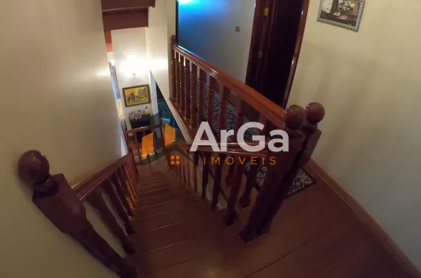 Escada de acesso ao piso superior