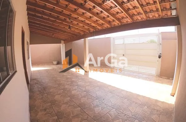 Casa à venda no Jardim Santos Dumont em Ourinhos-SP, com 3 dormitórios sendo 1 suíte por R$ 330.000