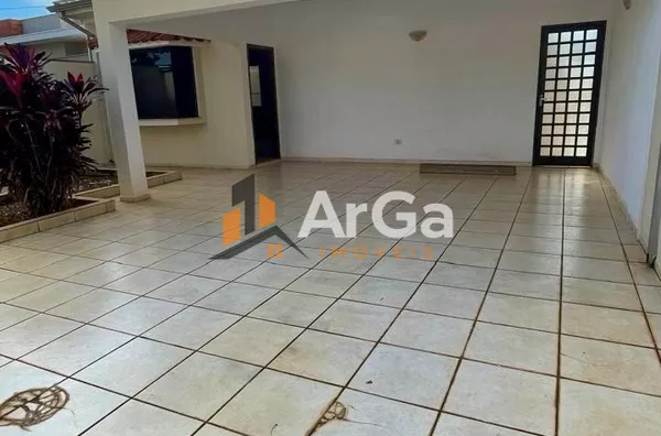 Imóvel para locação com 3 dormitórios sendo 1 suíte por R$ 3.000,00/ mês + IPTU, na Nova Ourinhos em Ourinhos- SP