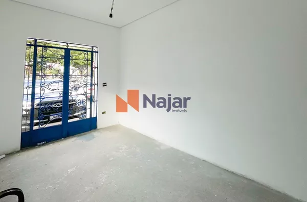 CASA COMERCIAL COM GARAGEM AMPLA NO CENTRO