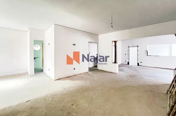 CASA COMERCIAL COM GARAGEM AMPLA NO CENTRO