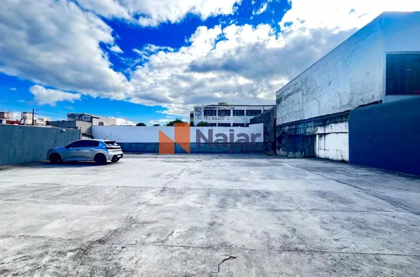 CASA COMERCIAL COM GARAGEM AMPLA NO CENTRO