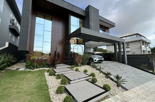 Casa Alto Padrão  a venda em condomínio fechado, composta por 03 Suítes - Praia dos Ingleses - Foto 1