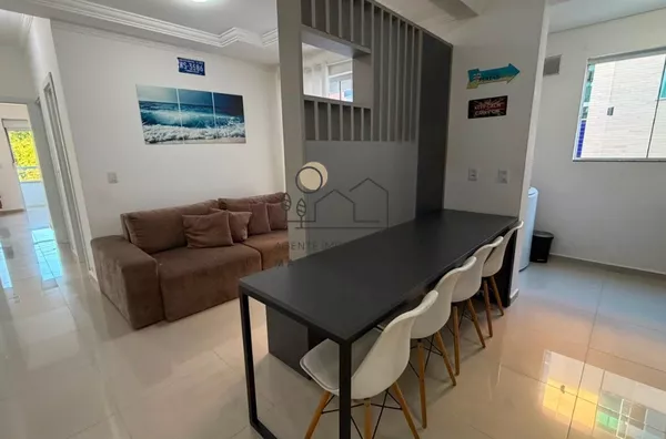 APARTAMENTO MOBILIADO COM 02 DORMITÓRIOS SENDO 01 SUITE COM SACADA- FRENTE RUA  -  PRAIA DOS INGLESES