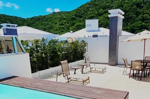 COBERTURA COM PISCINA, 3 DORM. SENDO 1 SUÍTE, MOBILIADA E DECORADA, PRAIA DOS INGLESES, FLORIANÓPOLIS/SC. -