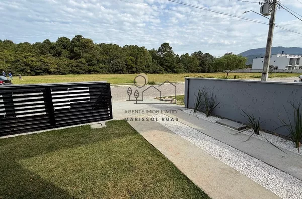 Casa nova, térrea, com 3 dormitórios e escritura pública no Rio Vermelho – Florianópolis