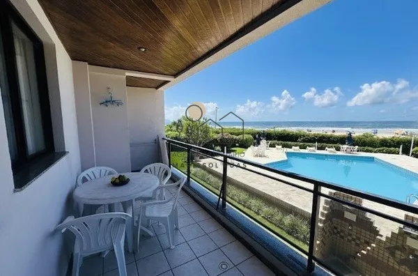 Imagine acordar todos os dias com uma vista deslumbrante do mar, a poucos passos da areia e do som das ondas. Este apartamento pé na areia na Praia dos Ingleses é a oportunidade que você esperava para viver com conforto e contato direto com a natureza! - Foto 1
