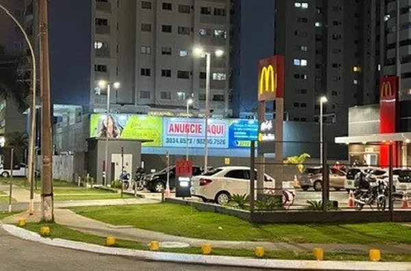 Águas Claras | Empena ao lado McDonalds Esquerda