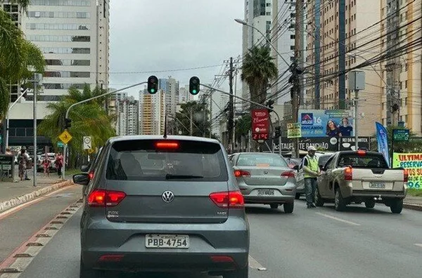 Águas Claras | Empena frente CIA Toy av. Castanheiras