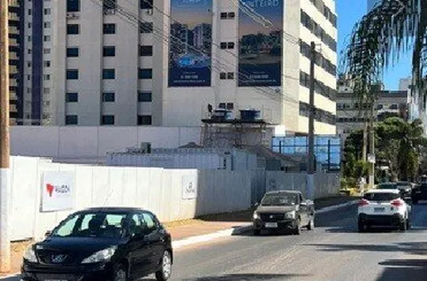 Águas Claras | Empena acesso ao Pão de Açúcar Esquerda