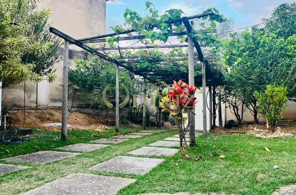 Casa com 4 quartos - À Venda