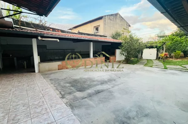 Casa com 4 quartos - À Venda
