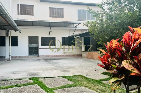 Casa com 4 quartos - À Venda
